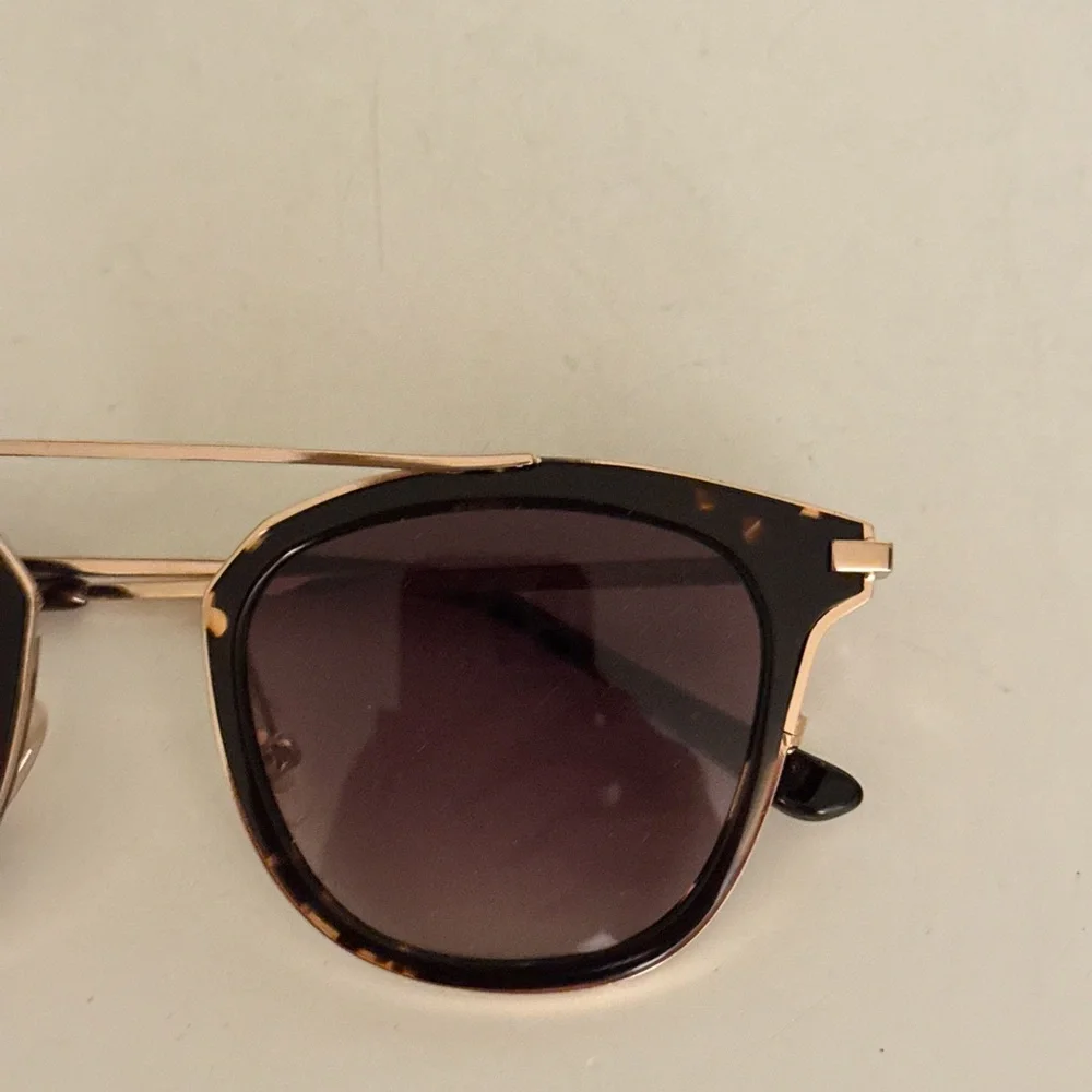 NWT TIJN eyewear sunglasses gold hardware tortoise shell sunnies w/ travel case
